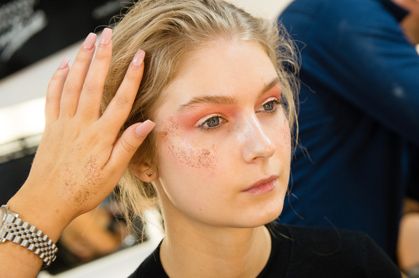 A model backstage ahead of the Asli Polat installation during London Fashion Week Spring/Summer collections 2017. (Sept. 16, 2016 - Source: Jeff Spicer/Getty Images Europe) 