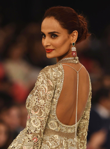 A model presents a creation by Pakistani designer Sania Maskatiya. (Sept. 27, 2016 - Source: AFP) 