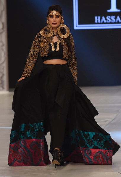 A model presents a creation by Pakistani designer Hassan Sheheryar Yasin (HSY). (Sept. 27, 2016 - Source: AFP) 