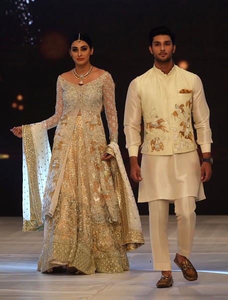 Models present creations by Pakistani designer Sania Maskatiya. (Sept. 27, 2016 - Source: AFP) 