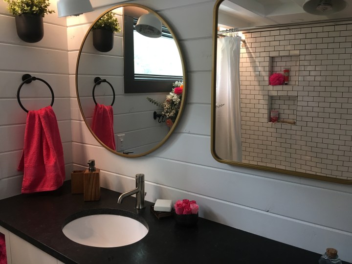 B4F56510-CE40-422B-BAAC-7D54431C7A9A